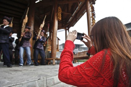 สื่อมวลชนสนใจการแสดงของชนกลุ่มน้อยในหมู่บ้านไฉชาตง Photo : Li Tong/China News Service