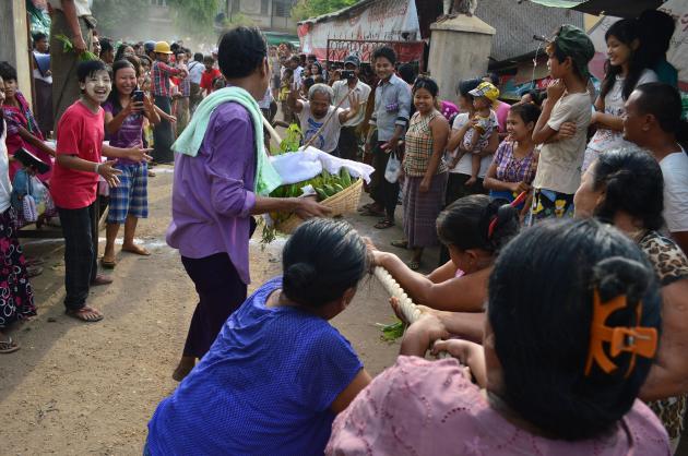 A  tug-of-war match near Mingalar Market, Magway Region. /EMG